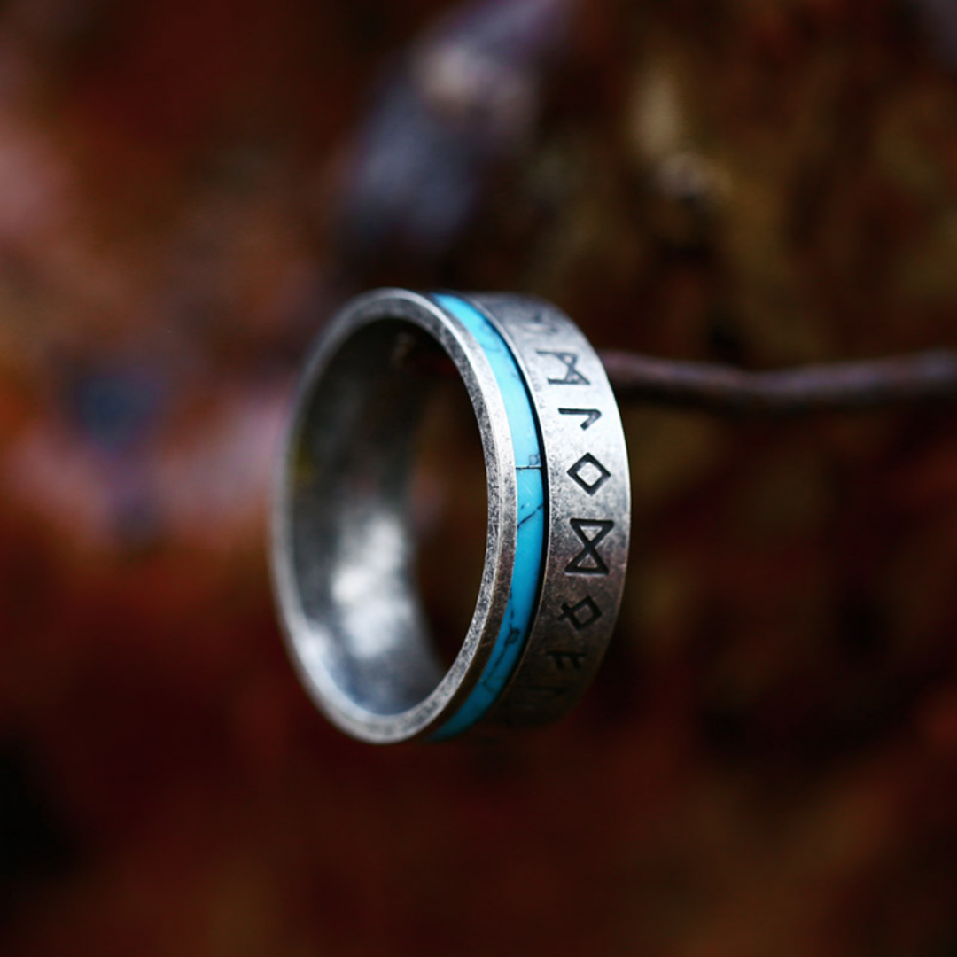 Anel Runestone Legacy da Rose & Oliver, com design elegante e detalhes em pedra runa, feito de metal prateado.