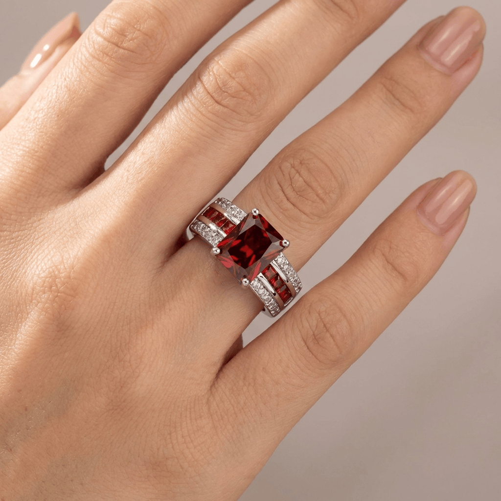 Vintage-Ring mit Edelstein von Rose & Oliver, klassisches Design in Silber, das den farbigen zentralen Stein hervorhebt.