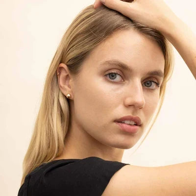 Aretes de argolla dorados Ball™ de Rose & Oliver con detalles de tachuelas, estilo elegante y moderno para orelha femenina.
