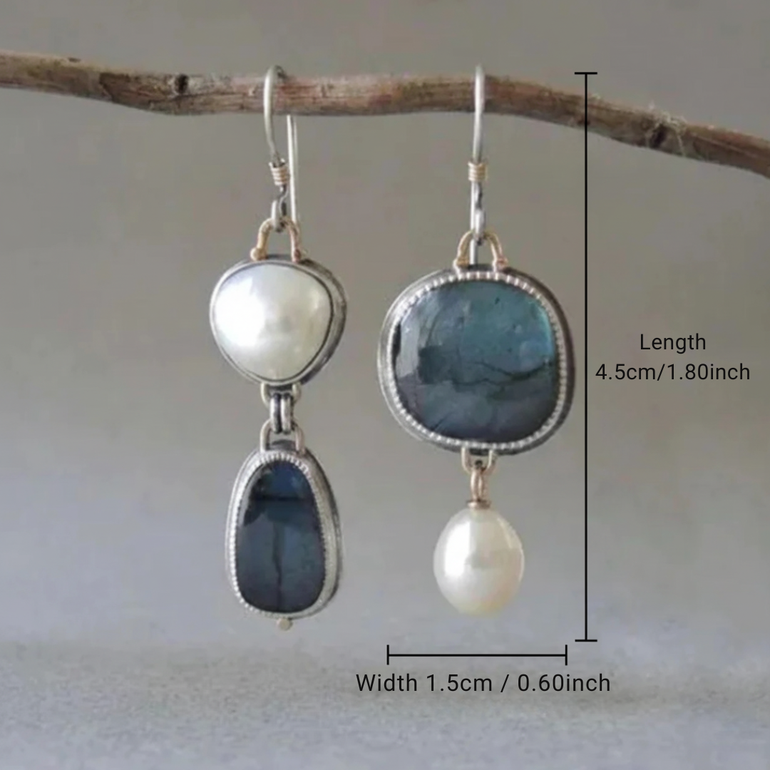 Aretes vintage con piedra azul y perlas, accesorios elegantes de la marca Rose & Oliver en imagen detallada.