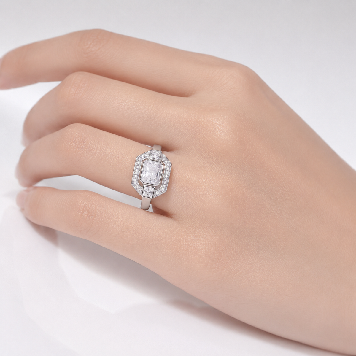 Anel vintage quadrado com diamantes da Rose & Oliver, detalhes em prata envelhecida, destaque para o design clássico e elegante.