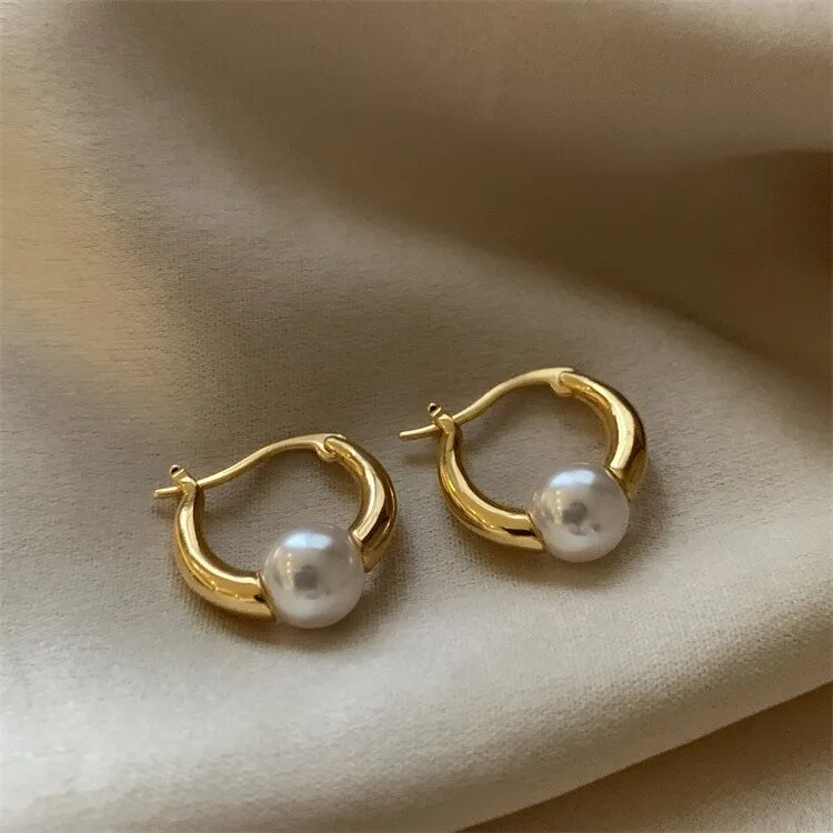 Goldene Ohrringe mit Perle, elegant von der Marke Rose & Oliver, mit raffinierten Details und einem veredelten Finish.