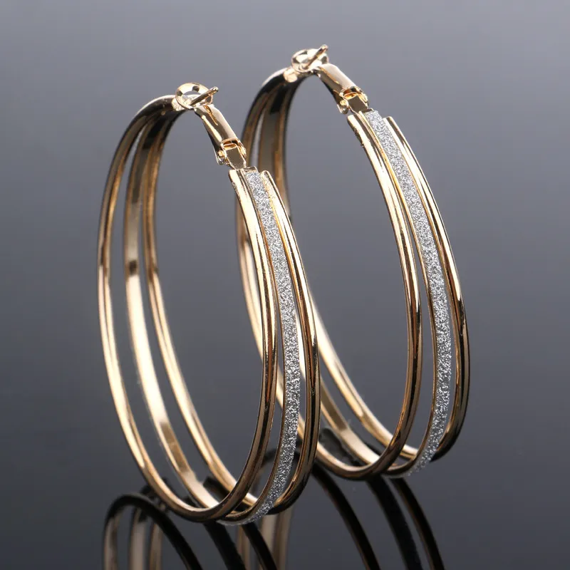 Aretes Aurielle™ vintage dorados chapados en oro con detalles brillantes, de la marca Rose & Oliver, para un look elegante y sofisticado.