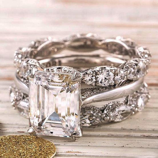 Vintage-Ring aus glänzendem Silber mit Schichten, der Marke Rose & Oliver, in Nahaufnahme gezeigt mit glänzenden Details und elegantem Finish.