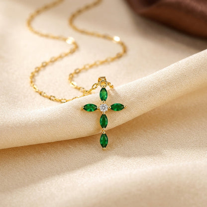 Colar dourado Rose & Oliver com pingente de cruz marquise decorada com esmeraldas verdes brilhantes.