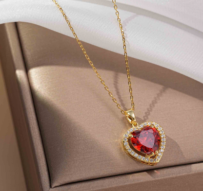 Halskette Carmessia Draevyn aus Gold von Rose & Oliver, mit zartem Collagedesign und glänzendem Finish.