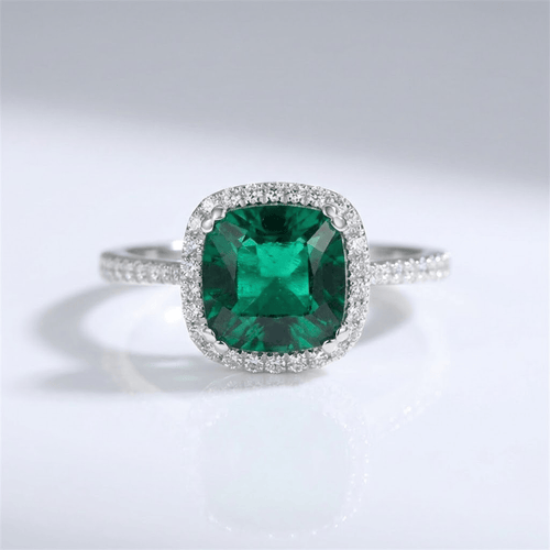 Anillo de burbuja de esmeralda verde con acabado en halo, de la marca Rose & Oliver, mostrando el diseño delicado y brillante.