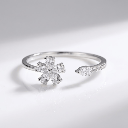 Anel ajustável Rose & Oliver com flor de zircônia prateada, detalhes delicados e acabamento brilhante.