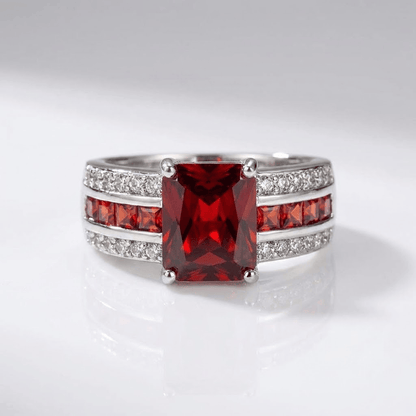 Vintage-Ring aus Edelstein von Rose & Oliver mit klassischen Details und eleganter Verarbeitung, Hervorhebung des leuchtenden zentralen Steins.