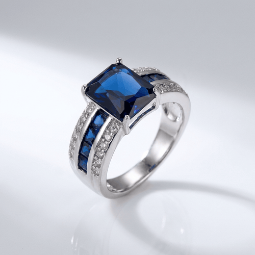 Vintage-Ring mit Edelstein von Rose & Oliver, mit buntem Edelstein-Detail und klassischem Design in gealtertem Silber.