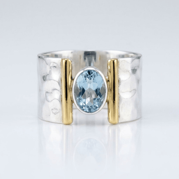 Anillo moderno de plata, oro y topacio con diseño elegante, de la marca Rose & Oliver, mostrando detalles de la joya.