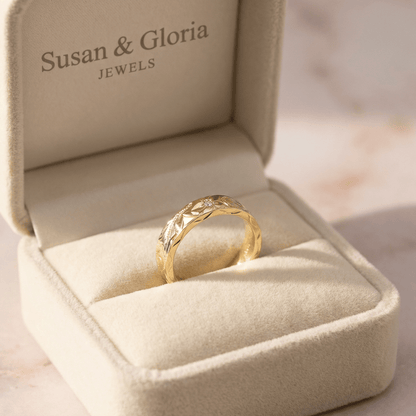 Anel vintage de folha de ouro da Rose & Oliver, com acabamento dourado e detalhes elegantes, visualizado de frente.
