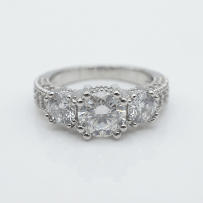 Anel redondo de Zirconia prateada com halo, da marca Rose & Oliver, exibido com detalhes brilhantes e acabamento polido.