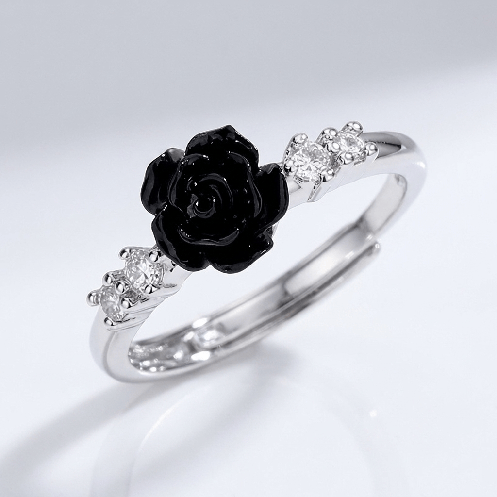 Anel ajustável Rose & Oliver com rosa de diamantes prateada e detalhes delicados, em destaque na imagem.