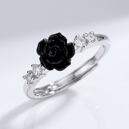 Anel ajustável Rose & Oliver com rosa de diamantes prateada e detalhes delicados, em destaque na imagem.