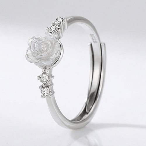 Anel ajustável Rose & Oliver com flor de prata e diamantes, design elegante e delicado para ocasiões especiais.