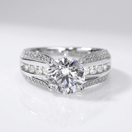 Anel de prata redonda com pavê de diamantes, estilo clássico, da marca Rose & Oliver, exibido em close na imagem.