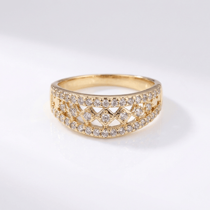 Anel de casamento em ouro com acabamento pavê, da marca Rose & Oliver, exibindo uma faixa brilhante e elegante.
