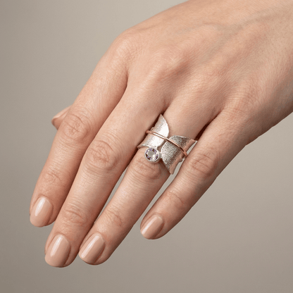 Anillo de mariposa Amatista en plata con detalles en oro, con mariposa decorativa de la marca Rose & Oliver.