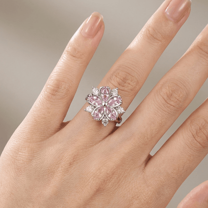 Anillo ajustable en plata con cristal rosa y detalles de cerezo en estilo delicado, de la marca Rose & Oliver.