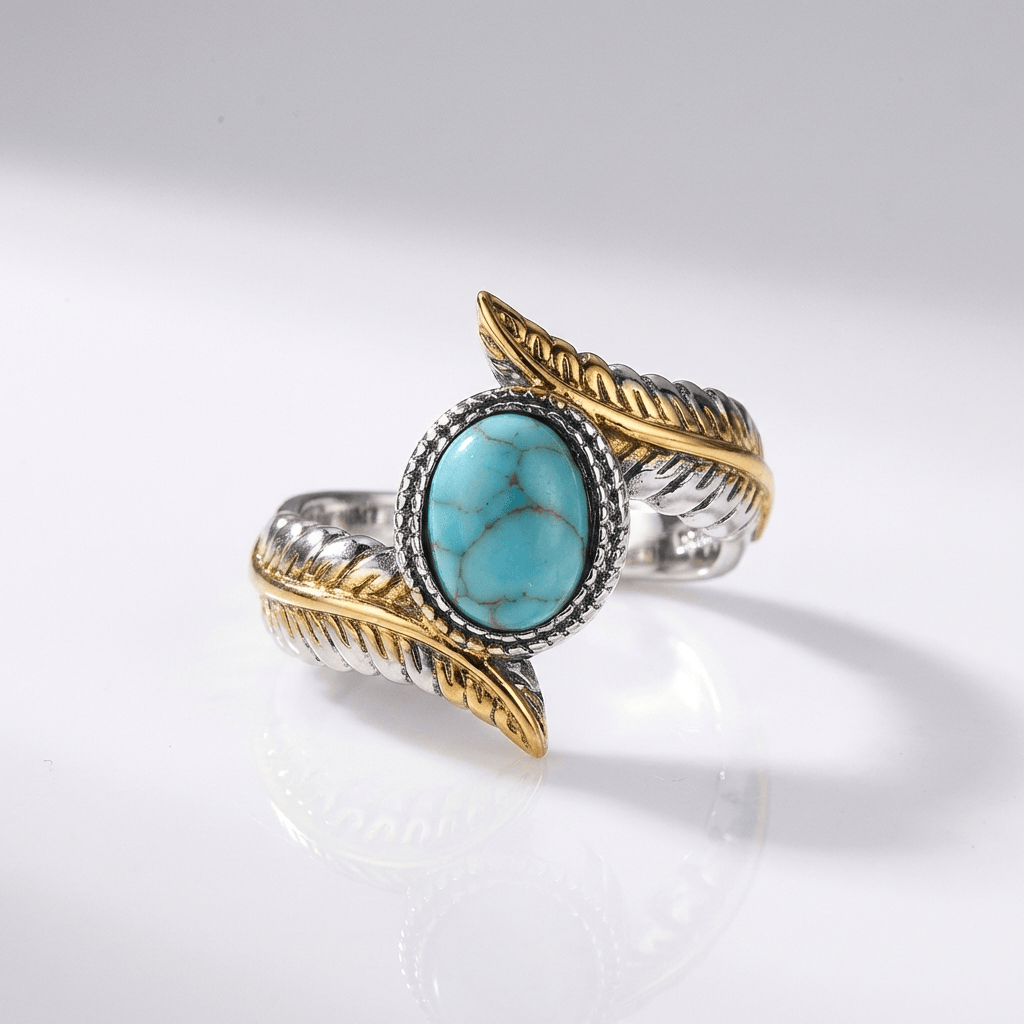 Anel boêmio de prata, ouro e turquesa com design artístico, da marca Rose & Oliver, exibindo detalhes vibrantes e elegantes.