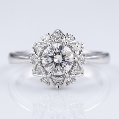 Anel de prata com zircônia em forma de lótus, da marca Rose & Oliver, destacado em uma imagem nítida e elegante.