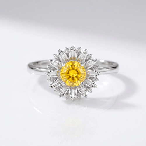 Anel ajustável Rose & Oliver com flor de girassol dourada e detalhes delicados, ideal para acessórios elegantes e versáteis.