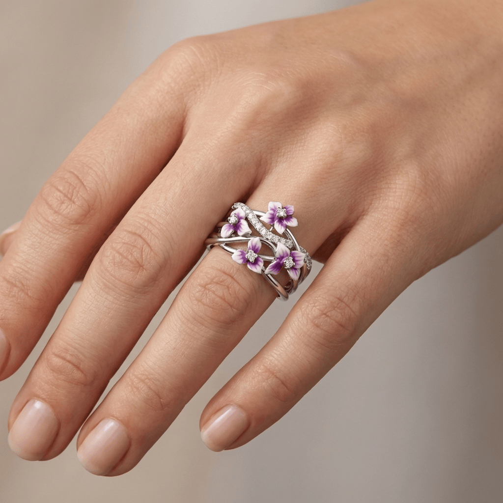 Silberring mit violetten Blumen und goldenen Details, zartes Design, inspiriert vom Garten, von der Marke Rose & Oliver.