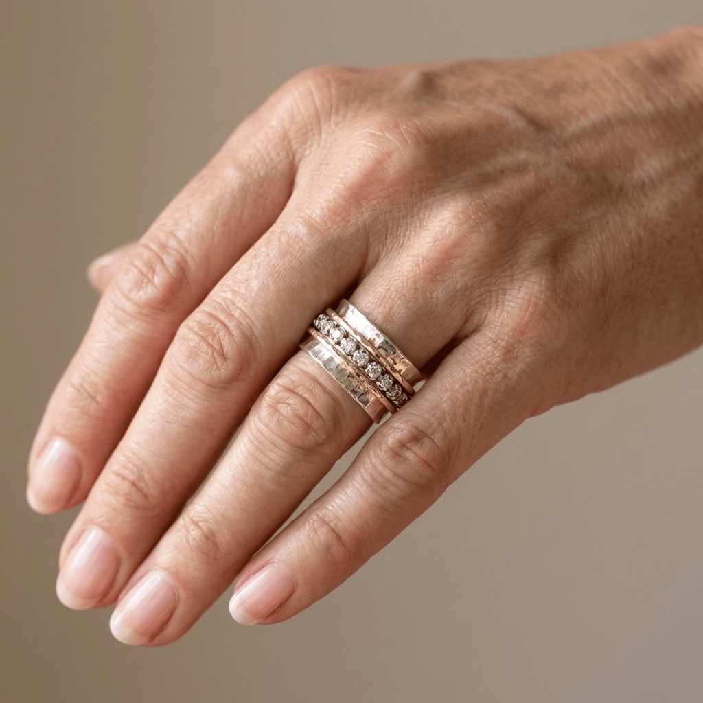 Anillo Zirconia Serenity Spin de Rose & Oliver con acabado plateado y piedra de zirconia brillante en la imagen.