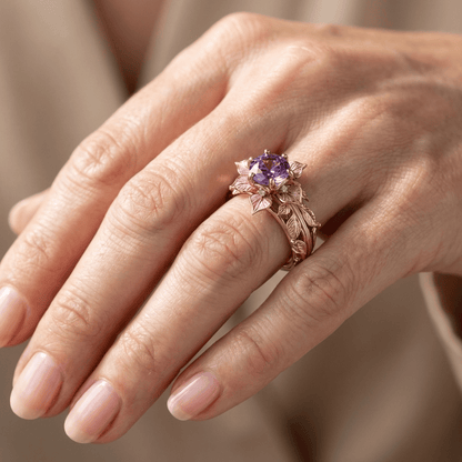 Anillo dorado con detalles en morado y florales, de la marca Rose & Oliver, con acabado elegante y delicado.