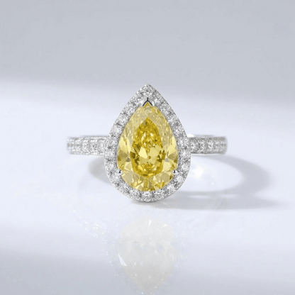 Anel de diamante pear amarelo com halo da Rose & Oliver, detalhe de anel de joia com pedra central em forma de pera
