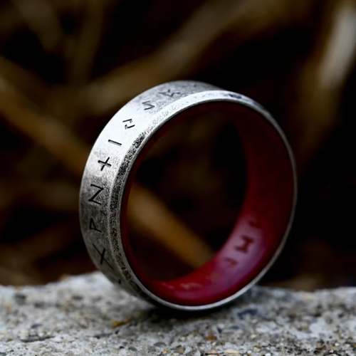 Silberner und roter Lederring von Rose & Oliver, mit elegantem Finish sowie Design-Details aus Leder und Metall.