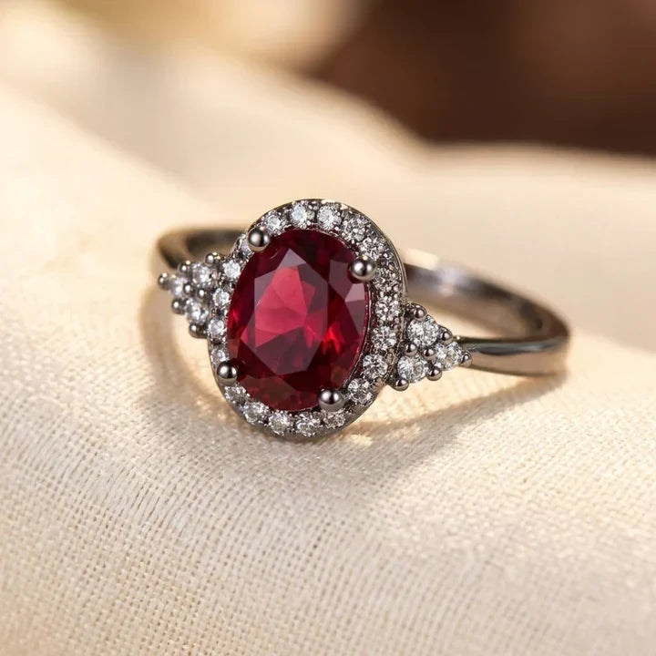Anillo de plata con halo de rubí, estilo vintage, de la marca Rose & Oliver, mostrando detalles brillantes y acabado refinado.