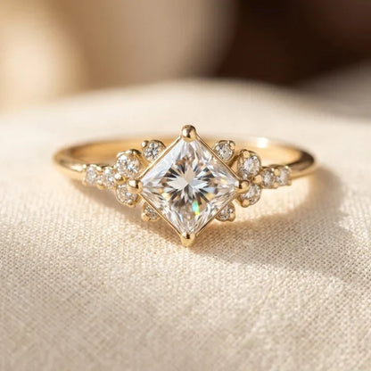 Quadratischer Solitär-Goldring von Rose & Oliver mit elegantem Design und glänzendem Finish