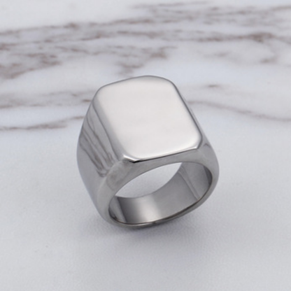 Ring Bold Heritage von Rose & Oliver, Metallring mit robustem Design und eleganten Details für den täglichen Gebrauch.