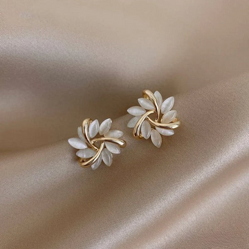 Pendientes de aro con piedra de ópalo elegantes de Rose & Oliver, diseño circular y delicado, para mascotas o uso casual.