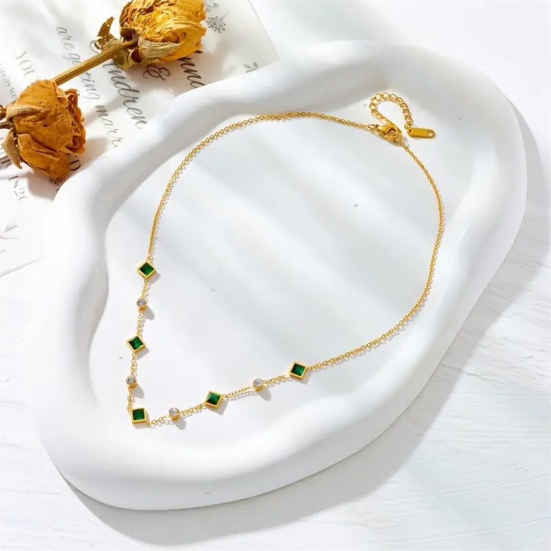 Halskette Amelisse Glenwyn aus Gold von Rose & Oliver, mit zartem Design und eleganter Verarbeitung, sichtbar auf dem Bild.
