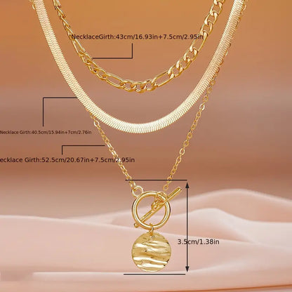 Colar dourado Rose & Oliver Savira com camadas texturizadas e moedas, estilo elegante e moderno para acessórios femininos.