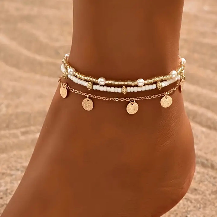 Set de 3 tobilleras doradas Rose & Oliver, con capas delicadas y detalles elegantes, para un look sofisticado.