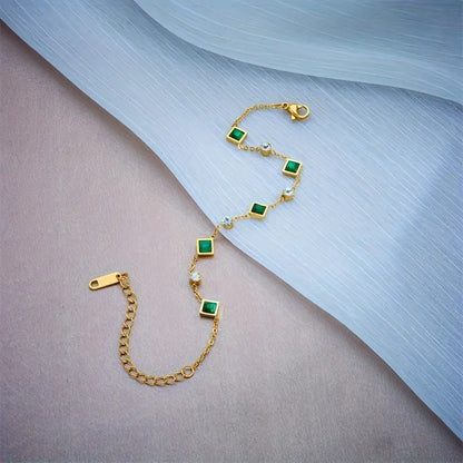Pulsera Amelisse Glenwyn de Rose & Oliver en oro, con diseño delicado y detalles elegantes visibles en la imagen.