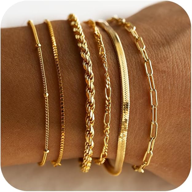 Set de pulseras Vernetta™ Rose & Oliver en acabado dorado, con detalles delicados y estilos elegantes para la muñeca.