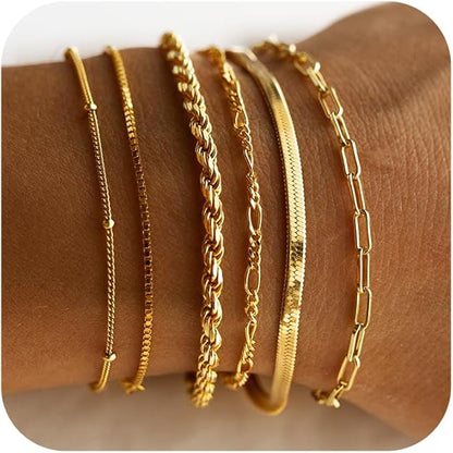 Set de pulseras Vernetta™ Rose & Oliver en acabado dorado, con detalles delicados y estilos elegantes para la muñeca.