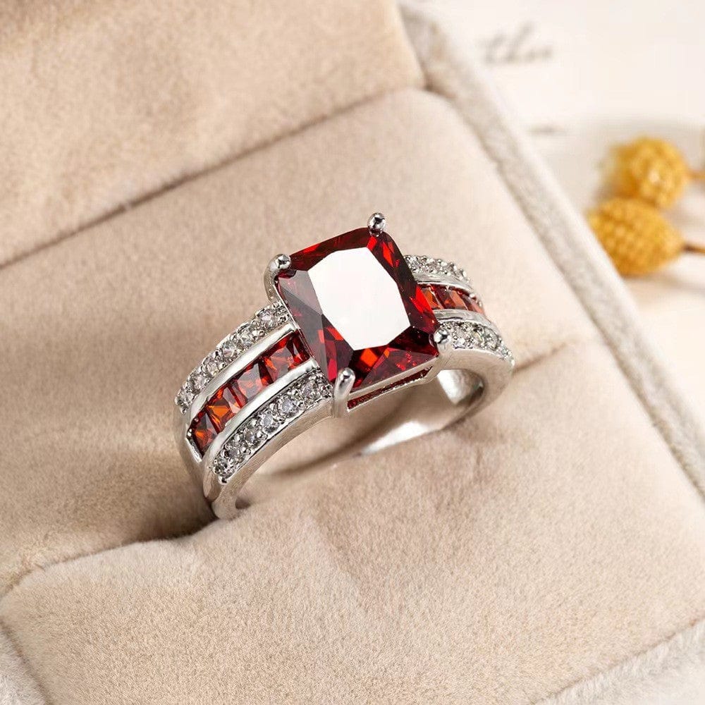 Vintage-Ring mit Edelstein von Rose & Oliver, Detail eines farbigen Steinrings im Vintage-Finish, eleganter und klassischer Stil.