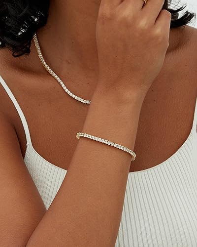 Pulsera de oro con moissanita de la marca Rose & Oliver, diseño de tenis con pedrerías brillantes y elegante acabado.