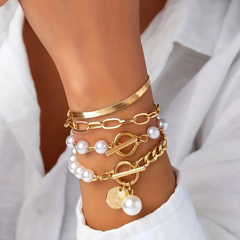 Set de 4 pulseras doradas Rose & Oliver con cadenas, perlas y detalles en forma de serpiente.