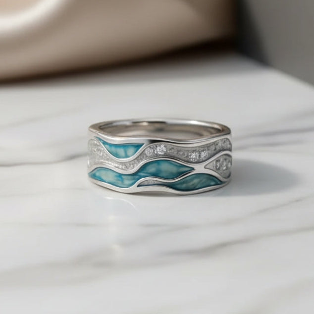 Silberner Türkis-Ring mit sanften Wellen, von der Marke Rose & Oliver, inspiriert vom Chloe-Stil, aus Silber mit glänzendem Finish.