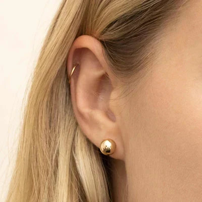 Aretes de oro Ball™ de Rose & Oliver, pequeños aretes de argolla con acabado pulido y detalles en bola.