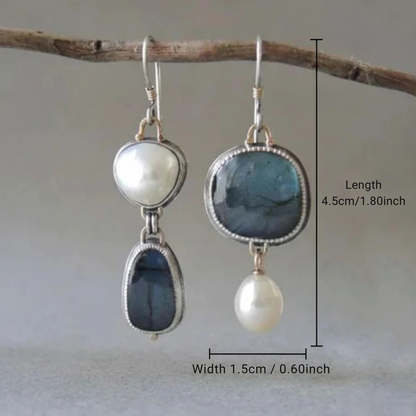 Aretes vintage con piedra azul y perlas, accesorios elegantes de la marca Rose & Oliver en imagen detallada.