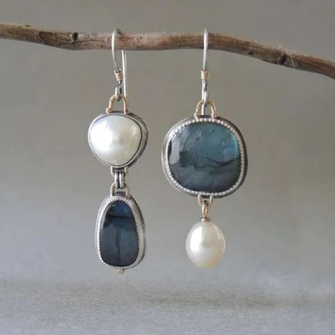 Aretes vintage con perlas y piedra azul de Rose & Oliver, detalles artesanales elegantes y estilo clásico.