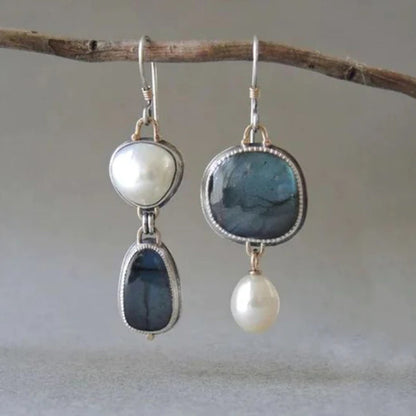 Aretes vintage con perlas y piedra azul de Rose & Oliver, detalles artesanales elegantes y estilo clásico.